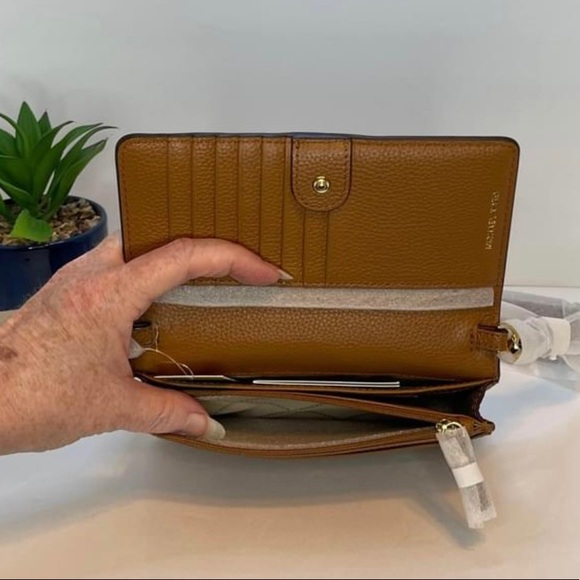 NWT. Michael Kors, the Signature Jet Set small phone crossbody - Picture 3 of 5